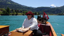 0035 21-05-2020 Lungernsee Rundfahrt, Martha bereitet Grill-Würste