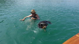 0054 16-08-2020 Beat und Bella beim baden in Wilbrunnen