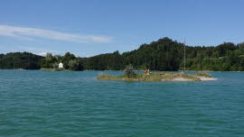 0132 21-08-2020 Rundfahrt im nördlichen Seeteil, kleine Insel vor Insel Ruine de la Tour